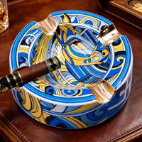 Cendrier bleu azur avec un cigare
