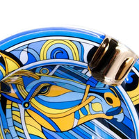 Cendrier bleu azur et ses motifs baroques