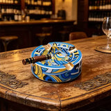 Cendrier bleu azur dans un salon de fumeur