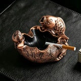 Cendrier carpe de jardin bronze et une cigarette
