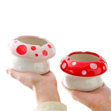 Cendrier champignon céramique dans les mains
