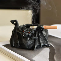 Cendrier chauve-souris avec une cigarette