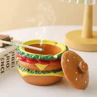 Cendrier cheeseburger avec une cigarette et le couvercle ouvert
