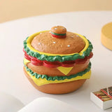 Cendrier cheeseburger fermé sur une table