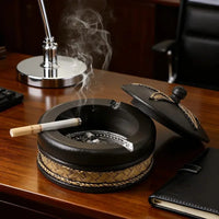 Cendrier couvercle officier sur un bureau