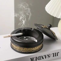 Cendrier couvercle officier et une cigarette