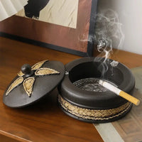 Cendrier couvercle officier sur une table