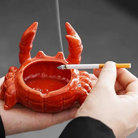 Cendrier crabe avec une cigarette