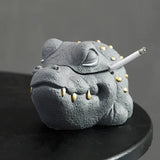 Cendrier crocodile avec une cigarette sous le couvercle
