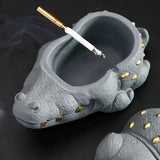 Cendrier crocodile ouvert avec un mégot