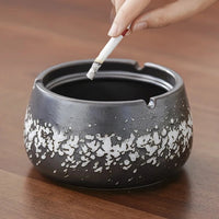 Cendrier Design Living Room avec cigarette de fumeur