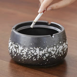 Cendrier Design Living Room avec cigarette de fumeur