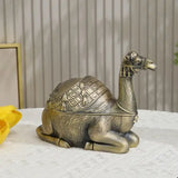 Cendrier dromadaire en métal sur table décorative