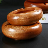 Cendrier en bois authentique sur une table
