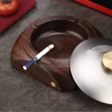 Cendrier en bois avec couvercle noir avec une cigarette