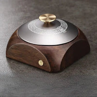 Cendrier en bois avec couvercle noir sur une table