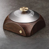 Cendrier en bois avec couvercle noir sur une table