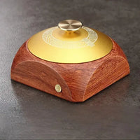 Cendrier en bois avec couvercle sur une table