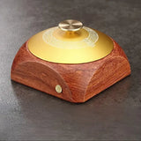 Cendrier en bois avec couvercle sur une table