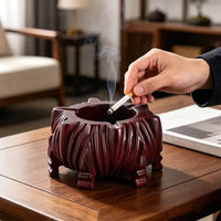 Cendrier en bois d'intérieur et sa cigarette
