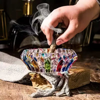 Cendrier en verre décoratif et des cendres