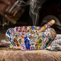 Cendrier en verre décoratif et une cigarette