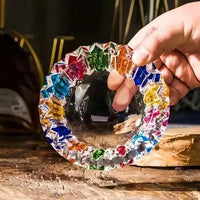 Cendrier en verre décoratif dans une main