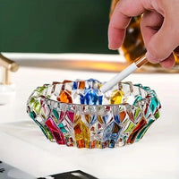 Cendrier en verre décoratif et un mégot