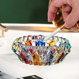 Cendrier en verre décoratif et un mégot