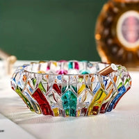 Cendrier en verre décoratif posé sur une table