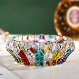Cendrier en verre décoratif posé sur une table