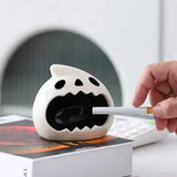 Cendrier fantôme et une cigarette