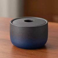 Cendrier Fermé Maison bleu sur une table
