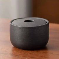 Cendrier Fermé Maison noir sur une table