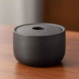 Cendrier Fermé Maison noir sur une table