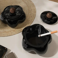 Cendrier fleur noire et une cigarette