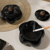 Cendrier fleur noire et une cigarette