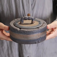 Cendrier Forge Antique et un fumeur