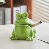 Cendrier grenouille en céramique et une cigarette