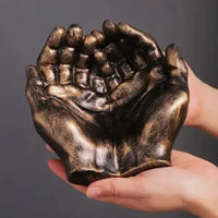 Cendrier mains de fumeur tenu