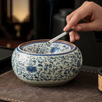 Cendrier marocain porcelaine et cigarette de fumeur