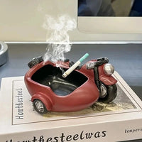 Cendrier moto originale et une cigarette fumante