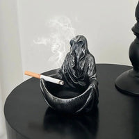 Cendrier ombre fumante posé sur une table