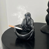 Cendrier ombre fumante posé sur une table