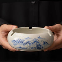 Cendrier peinture céramique dans les mains