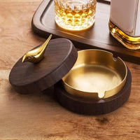 Cendrier plume d'Or ouvert sur une table