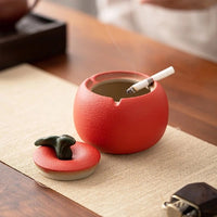Cendrier pomme d'extérieur avec une cigarette