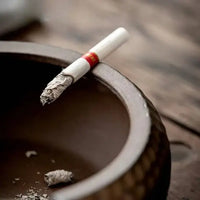 Cendrier terre brute et une cigarette