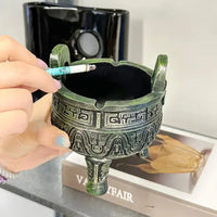 Cendrier trépied et cigarette de fumeur