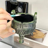 Cendrier trépied et cigarette de fumeur